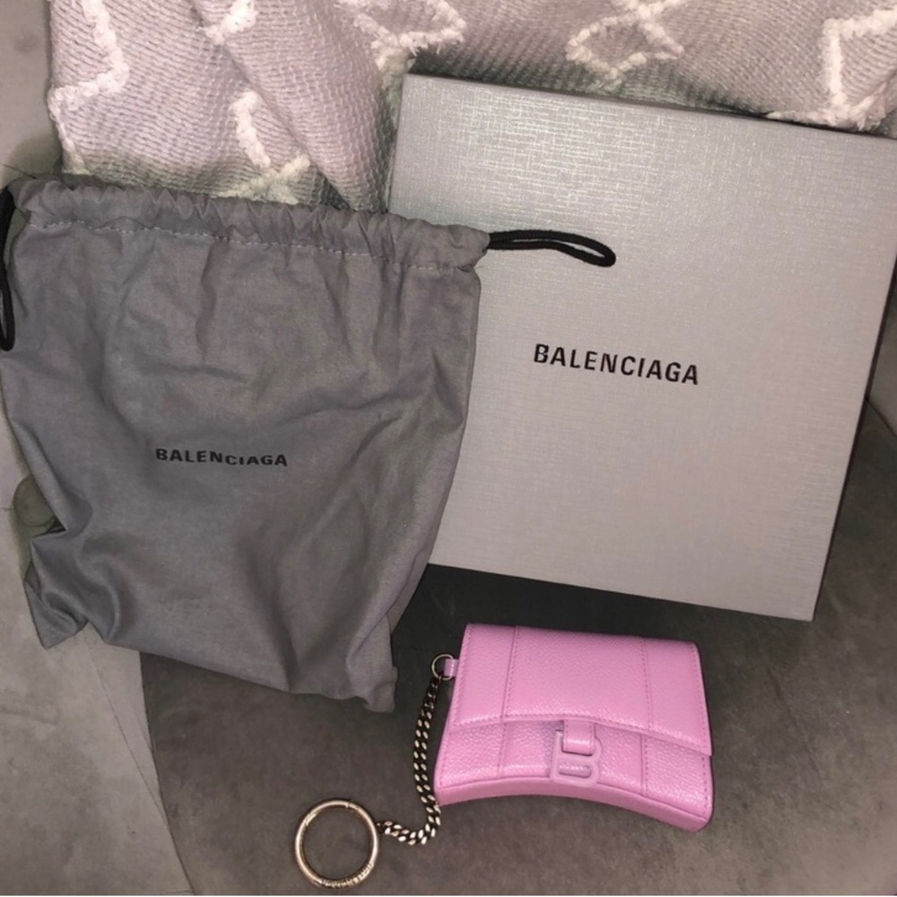 BALENCIAGA
Balenciaga Pink Hourglass Card Holder - Picture 2 of 7